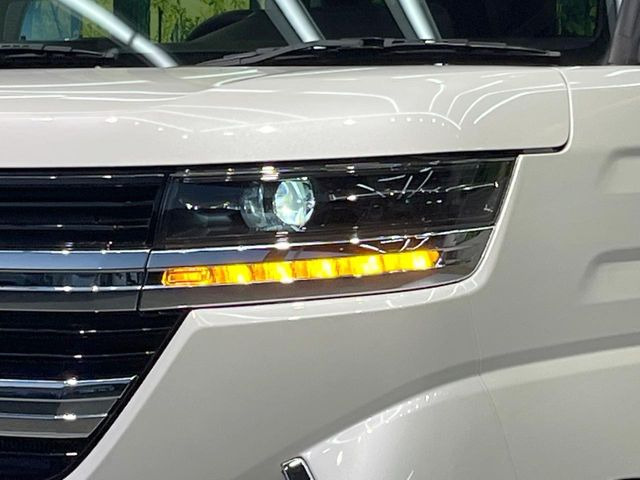 【LEDヘッドライト】悪天候や夜間走行時も良好な視界を確保し安心して運転できる高輝度LEDヘッドライトを装備!点灯速度が早く、消費電力も抑えられています。