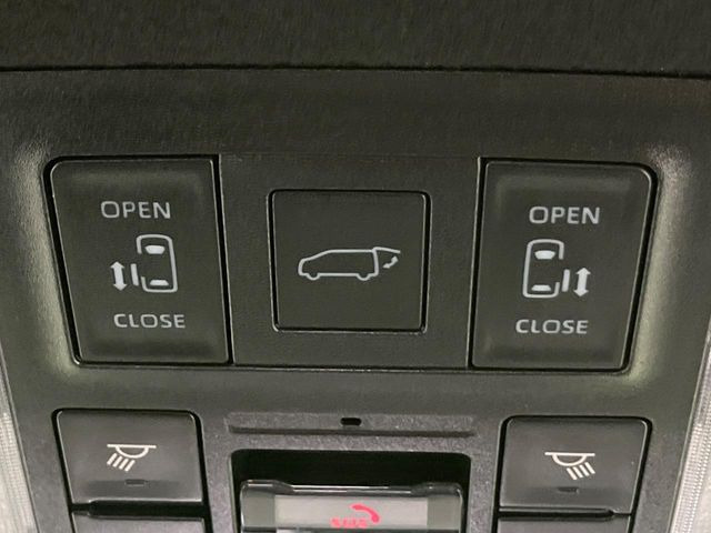 【両側パワースライドドア】スマートキーや運転席のスイッチで後席両側スライドドアの開閉が可能♪電動だから力を入れてドアを開ける必要が無く、小さなお子様でも簡単に開け閉めでき快適です♪