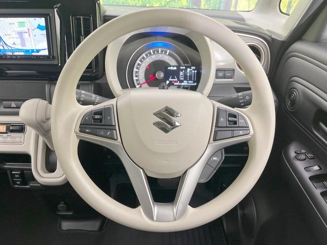 �C���e���A�ɍ��킹���f�U�C���̃X�e�A�����O�́A�^�]�������̂��Ƃ��l���A�^�]���₷���`��A�傫���ł��B�����x�A���ۂɐG���Ă��m���߂��������B