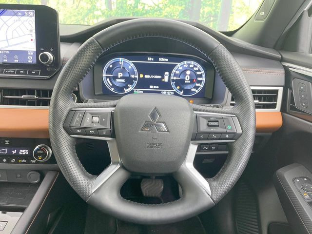 �C���e���A�ɍ��킹���f�U�C���̃X�e�A�����O�́A�^�]�������̂��Ƃ��l���A�^�]���₷���`��A�傫���ł��B�����x�A���ۂɐG���Ă��m���߂��������B