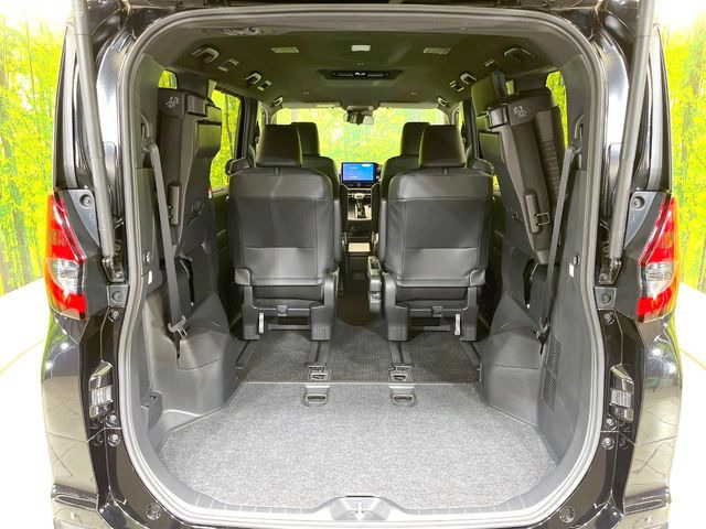 後席を格納すると、これだけの広さが!シーンに合わせたシートアレンジで、大きな荷物も積むことが出来ます♪