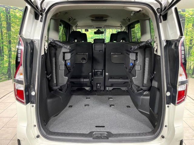 普段のお買い物や通勤、送迎等に十分な荷室スペースを確保しております。セカンドシートを倒すと、大きな荷物の積載も可能です♪
