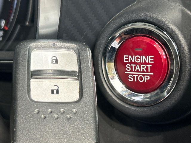 �yHonda�X�}�[�g�L�[�z�J�o����|�P�b�g�ɓ��ꂽ�܂܂ł��h�A�̎{���E�������\�ȃX�}�[�g�L�[�𑕔��B�G���W���̃I���E�I�t�����J�M�����o���K�v����������Ƃ��Ă��֗��ł���