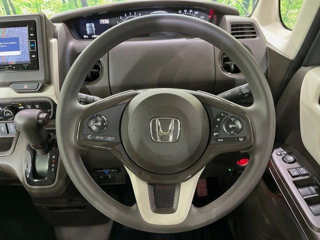 インテリアに合わせたデザインのステアリングは、運転される方のことも考え、運転しやすい形状、大きさです。是非一度、実際に触ってお確かめください。