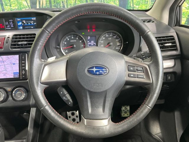 �C���e���A�ɍ��킹���f�U�C���̃X�e�A�����O�́A�^�]�������̂��Ƃ��l���A�^�]���₷���`��A�傫���ł��B�����x�A���ۂɐG���Ă��m���߂��������B