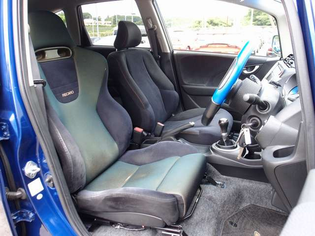 運転席シートは、ユーロR専用RECAROシートに交換済み。ご希望に応じてBRIDE製やRECARO製などに人気シートもお得な金額にてお取付け可能です。お気軽にスタッフまでご相談下さいませ