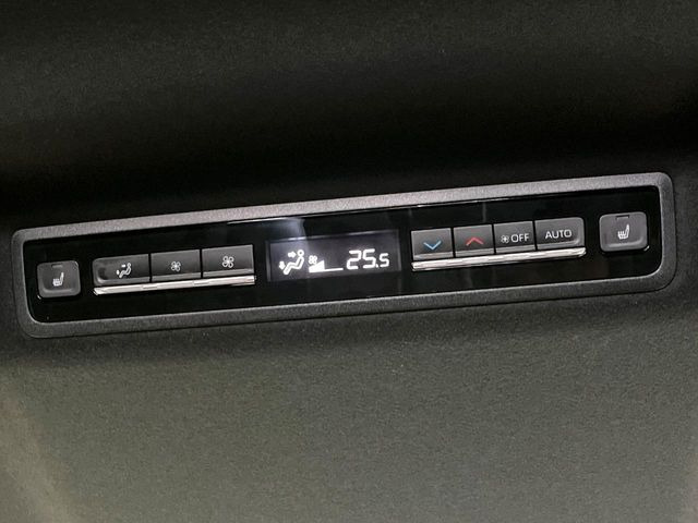 【前席中列シートヒーター】寒い日に重宝するシートヒーター!エアコンより早く温まってくれるので寒がりの人も安心ですね♪エアコンの温風は乾燥するから苦手、という方にもをおすすめです。