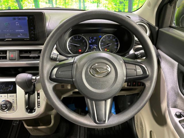 �C���e���A�ɍ��킹���f�U�C���̃X�e�A�����O�́A�^�]�������̂��Ƃ��l���A�^�]���₷���`��A�傫���ł��B�����x�A���ۂɐG���Ă��m���߂��������B
