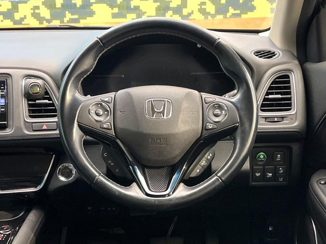 インテリアに合わせたデザインのステアリングは、運転される方のことも考え、運転しやすい形状、大きさです。是非一度、実際に触ってお確かめください。