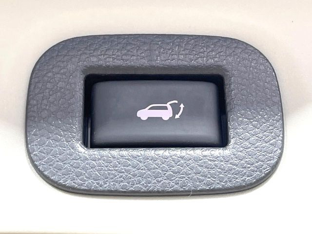 【パワーバックドア】スマートキーや運転席のボタンを押すだけでリアゲートが自動で開閉します!荷物を持っている時や、高い位置にあるバックドアを閉める際に便利な機能です♪