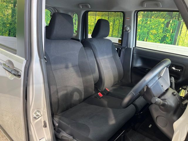 運転席シート廻りは使用感も少なく、良好な状態となっています。前オーナー様が丁寧に使っていたことがよくわかりますね。