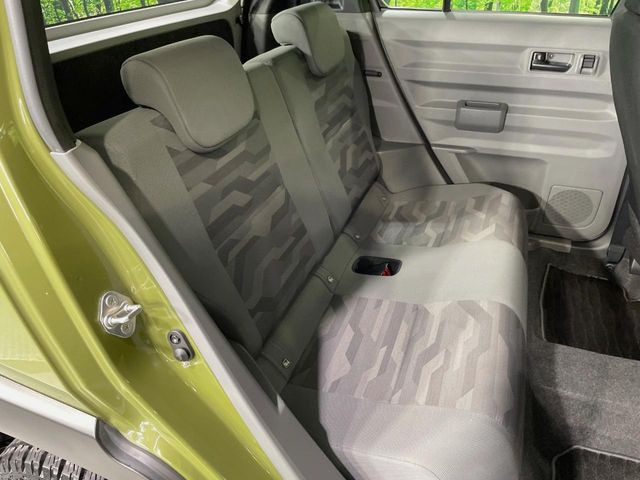 後部座席も気になるようなキズ・汚れやへたり等、大きなダメージはなく、良好な状態です。