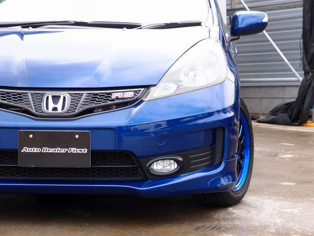 人気のフィットRS10htアニバーサリーカスタム車両の入庫!BLTZ車高調にRAYSグラムライツ5716AW、トラストマフラー、無限リアウイングなどの充実装備に加え、整備履歴も9枚残っております