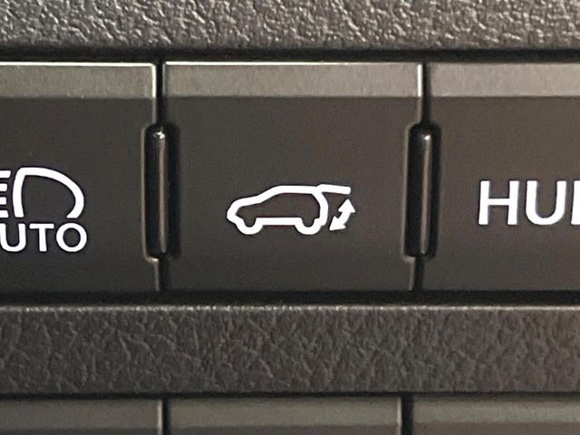 【パワーバックドア】スマートキーや運転席のボタンを押すだけでリアゲートが自動で開閉します!荷物を持っている時や、高い位置にあるバックドアを閉める際に便利な機能です♪