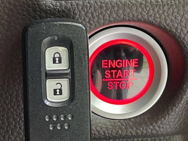 �yHonda�X�}�[�g�L�[�z�J�o����|�P�b�g�ɓ��ꂽ�܂܂ł��h�A�̎{���E�������\�ȃX�}�[�g�L�[�𑕔��B�G���W���̃I���E�I�t�����J�M�����o���K�v����������Ƃ��Ă��֗��ł���