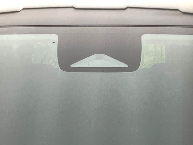 【ホンダセンシング】走行中に前方の車両等を認識し、衝突しそうな時は警報とブレーキで衝突回避と被害軽減をアシスト。より安全にドライブをお楽しみいただけます。