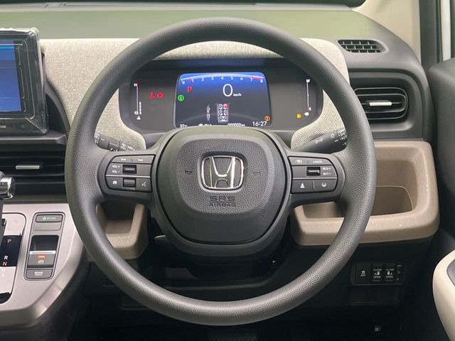 �C���e���A�ɍ��킹���f�U�C���̃X�e�A�����O�́A�^�]�������̂��Ƃ��l���A�^�]���₷���`��A�傫���ł��B�����x�A���ۂɐG���Ă��m���߂��������B