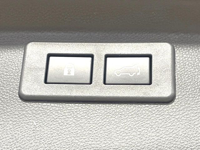 【パワーバックドア】スマートキーや運転席のボタンを押すだけでリアゲートが自動で開閉します!荷物を持っている時や、高い位置にあるバックドアを閉める際に便利な機能です♪