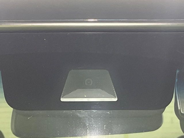 【ホンダセンシング】走行中に前方の車両等を認識し、衝突しそうな時は警報とブレーキで衝突回避と被害軽減をアシスト。より安全にドライブをお楽しみいただけます。