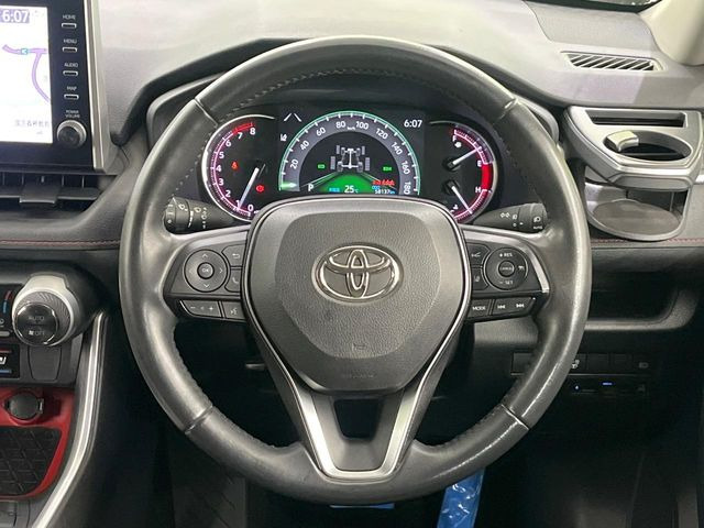 インテリアに合わせたデザインのステアリングは、運転される方のことも考え、運転しやすい形状、大きさです。是非一度、実際に触ってお確かめください。