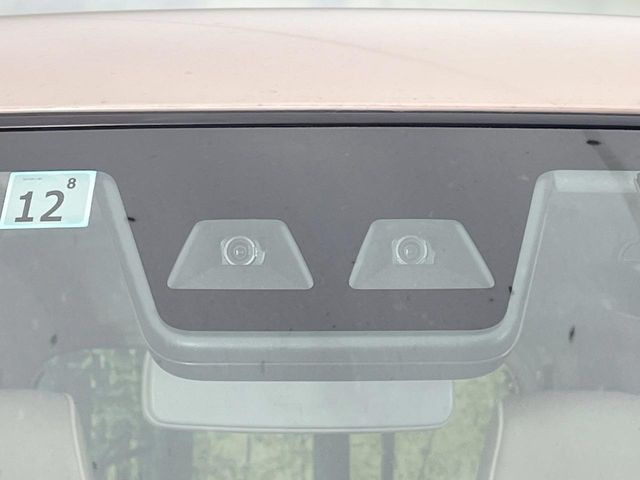 【スマートアシスト】走行中に前方の車両等を認識し、衝突しそうな時は警報とブレーキで衝突回避と被害軽減をアシスト。より安全にドライブをお楽しみいただけます。