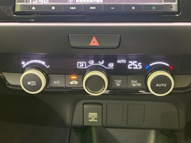 【オートエアコン】一度お好みの温度に設定すれば、車内の温度を検知し風量や温度を自動で調整。暑い&hellip;寒い&hellip;と何度もスイッチ操作をする必要はありません。快適な車内空間には必須の機能ですね♪