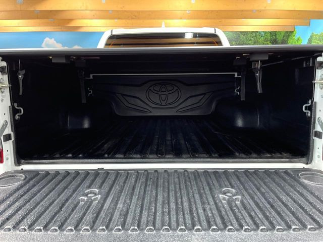 積み下ろしのしやすいデッキにはたっぷりと荷物を積み込んでいただけます。遊びから仕事まで、様々なシーンで頼れます♪