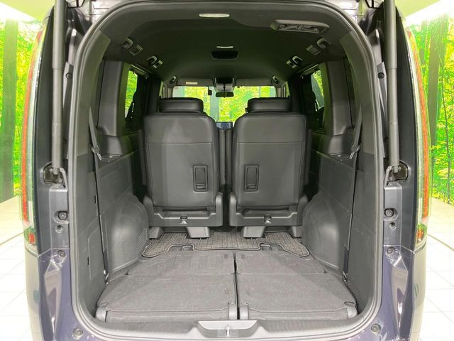 後席を格納すると、これだけの広さが!シーンに合わせたシートアレンジで、大きな荷物も積むことが出来ます♪