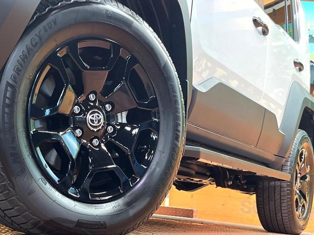 �y����18�C���`�A���~�z�C�[���z�O�ςɃ}�b�`���������A���~�z�C�[���𑕒����Ă���܂��B�e��ЊO�A���~�z�C�[����A�X�^�b�h���X�^�C�����戵�����Ă���܂��B���񂲑��k����������