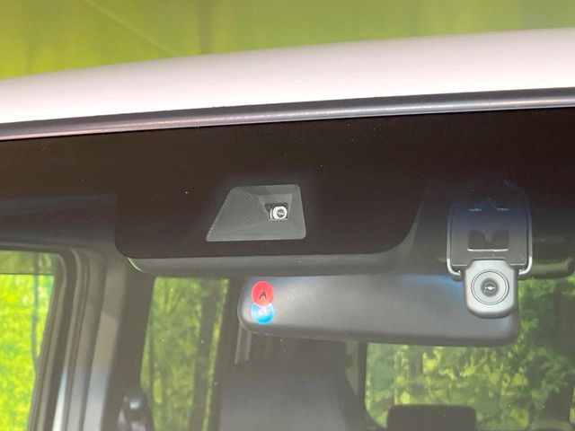 【ホンダセンシング】走行中に前方の車両等を認識し、衝突しそうな時は警報とブレーキで衝突回避と被害軽減をアシスト。より安全にドライブをお楽しみいただけます。