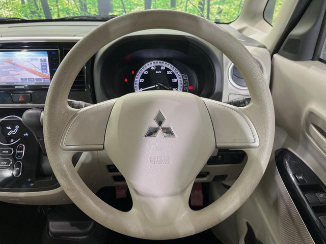 �C���e���A�ɍ��킹���f�U�C���̃X�e�A�����O�́A�^�]�������̂��Ƃ��l���A�^�]���₷���`��A�傫���ł��B�����x�A���ۂɐG���Ă��m���߂��������B
