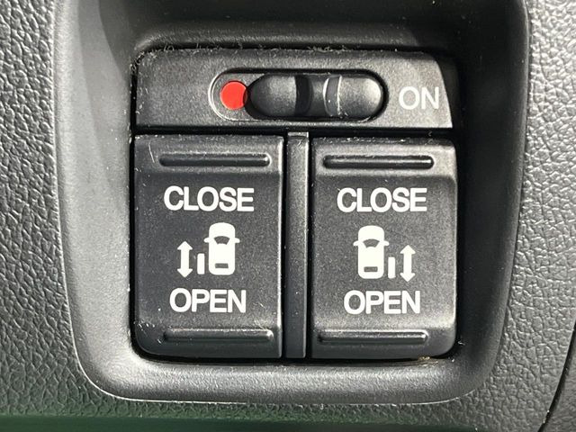 【両側パワースライドドア】スマートキーや運転席のスイッチで後席両側スライドドアの開閉が可能♪電動だから力を入れてドアを開ける必要が無く、小さなお子様でも簡単に開け閉めでき快適です♪