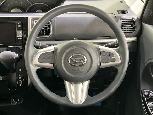 �C���e���A�ɍ��킹���f�U�C���̃X�e�A�����O�́A�^�]�������̂��Ƃ��l���A�^�]���₷���`��A�傫���ł��B�����x�A���ۂɐG���Ă��m���߂��������B