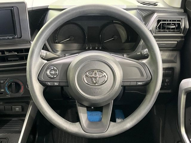 �C���e���A�ɍ��킹���f�U�C���̃X�e�A�����O�́A�^�]�������̂��Ƃ��l���A�^�]���₷���`��A�傫���ł��B�����x�A���ۂɐG���Ă��m���߂��������B