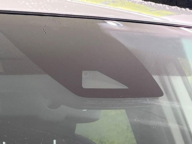 【プリクラッシュセーフティ】前方の車両等を検知し、衝突しそうな時は警報で注意を促し、ブレーキを踏む力をサポート。ブレーキを踏めなかった場合は衝突被害軽減ブレーキが作動、衝突回避をサポートします。