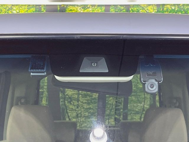 【ホンダセンシング】走行中に前方の車両等を認識し、衝突しそうな時は警報とブレーキで衝突回避と被害軽減をアシスト。より安全にドライブをお楽しみいただけます。