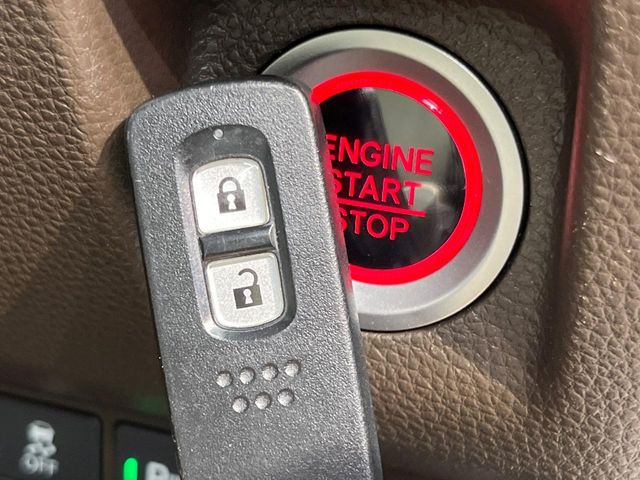 �yHonda�X�}�[�g�L�[�z�J�o����|�P�b�g�ɓ��ꂽ�܂܂ł��h�A�̎{���E�������\�ȃX�}�[�g�L�[�𑕔��B�G���W���̃I���E�I�t�����J�M�����o���K�v����������Ƃ��Ă��֗��ł���