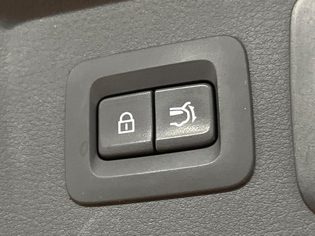【パワーバックドア】スマートキーや運転席のボタンを押すだけでリアゲートが自動で開閉します!荷物を持っている時や、高い位置にあるバックドアを閉める際に便利な機能です♪