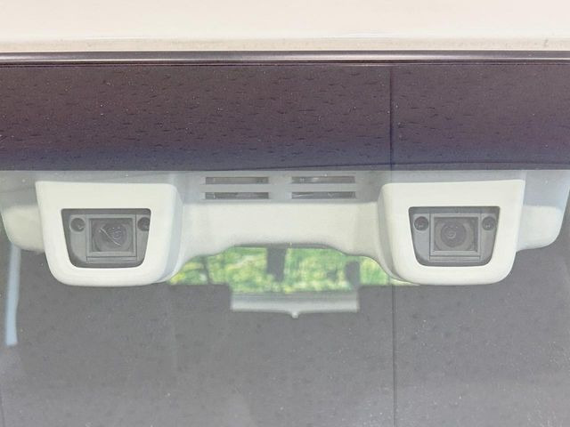 【デュアルカメラブレーキ】走行中に前方の車両等を認識し、衝突しそうな時は警報とブレーキで衝突回避と被害軽減をアシスト。より安全にドライブをお楽しみいただけます。