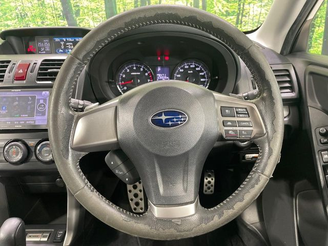 �C���e���A�ɍ��킹���f�U�C���̃X�e�A�����O�́A�^�]�������̂��Ƃ��l���A�^�]���₷���`��A�傫���ł��B�����x�A���ۂɐG���Ă��m���߂��������B