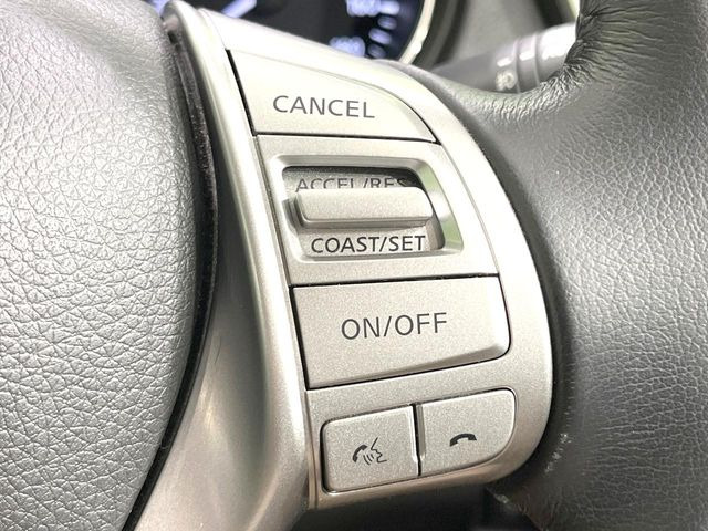 【クルーズコントロール】高速道路もラクラク走行。アクセルを離しても一定速度で走行ができ、長距離運転時の負担を軽減!加速・減速も簡単なスイッチ操作で調整できます。