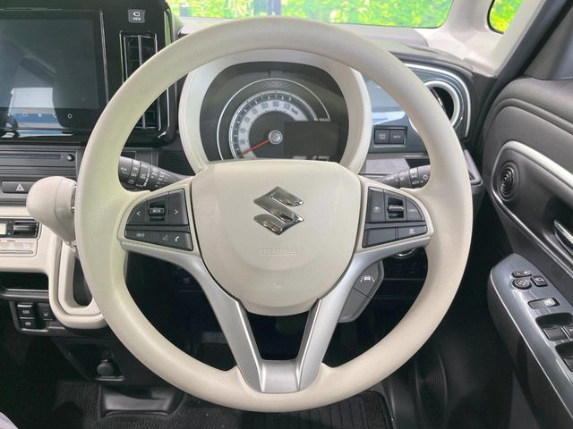 �C���e���A�ɍ��킹���f�U�C���̃X�e�A�����O�́A�^�]�������̂��Ƃ��l���A�^�]���₷���`��A�傫���ł��B�����x�A���ۂɐG���Ă��m���߂��������B