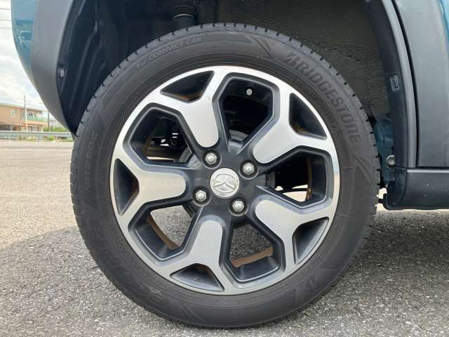 �}�c�_�̃Z���^�[�L���b�v�t���A���~�z�C�[���ƁABRIDGESTONE�̕������m�F�ł���^�C���̑g�ݍ��킹�ł��B�����܂Œ��J�ɊǗ����ꂽ��Ԃ�ۂ��Ă��܂��BCARGO����X�̎��А����Ή��ŁA���w�������