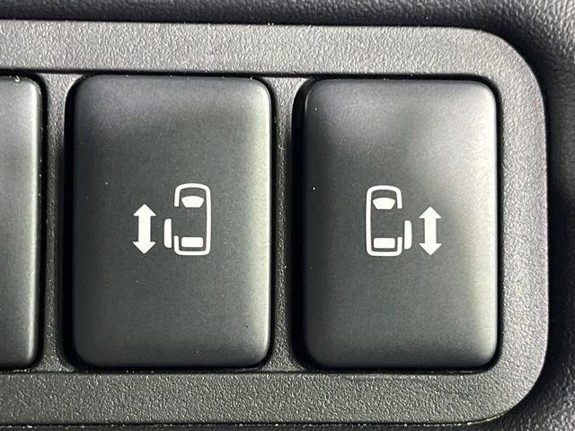 【両側パワースライドドア】スマートキーや運転席のスイッチで後席両側スライドドアの開閉が可能♪電動だから力を入れてドアを開ける必要が無く、小さなお子様でも簡単に開け閉めでき快適です♪