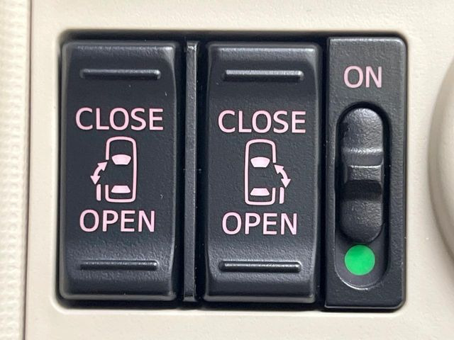 【両側電動スライドドア】駐車場で隣の車との間隔が狭く乗りにくい時、スライドドアなら安心!ドアオープン時も幅を取らず、開口部が広いので乗り降りがとっても簡単です。大きな荷物の出し入れも後席から可能♪