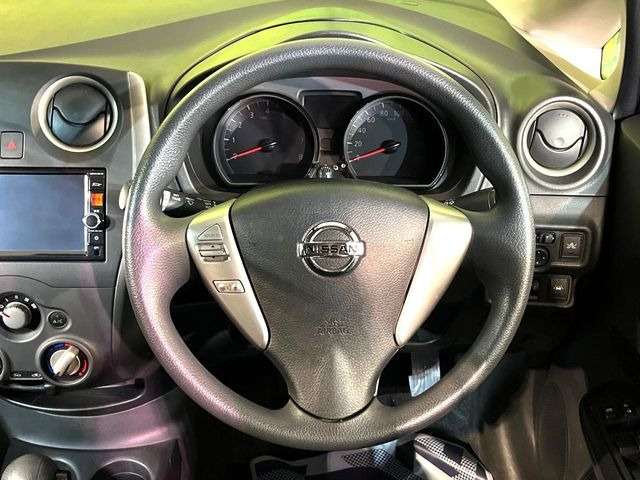 �C���e���A�ɍ��킹���f�U�C���̃X�e�A�����O�́A�^�]�������̂��Ƃ��l���A�^�]���₷���`��A�傫���ł��B�����x�A���ۂɐG���Ă��m���߂��������B