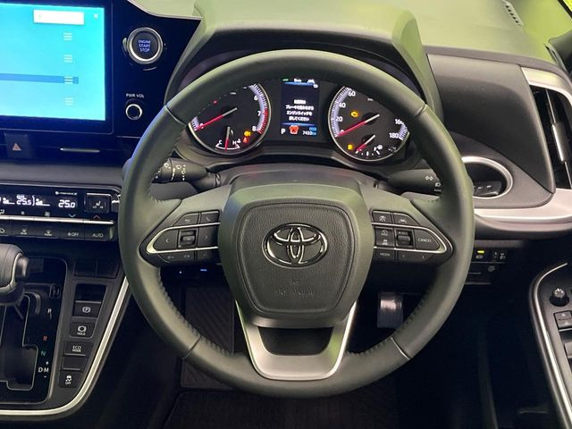 �C���e���A�ɍ��킹���f�U�C���̃X�e�A�����O�́A�^�]�������̂��Ƃ��l���A�^�]���₷���`��A�傫���ł��B�����x�A���ۂɐG���Ă��m���߂��������B
