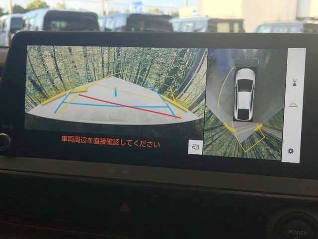 【パノラミックビューモニター】専用のカメラにより、上から見下ろしたような視点で360度クルマの周囲を確認することができます☆死角部分も確認しやすく、狭い場所での切り返しや駐車もスムーズに行えます。