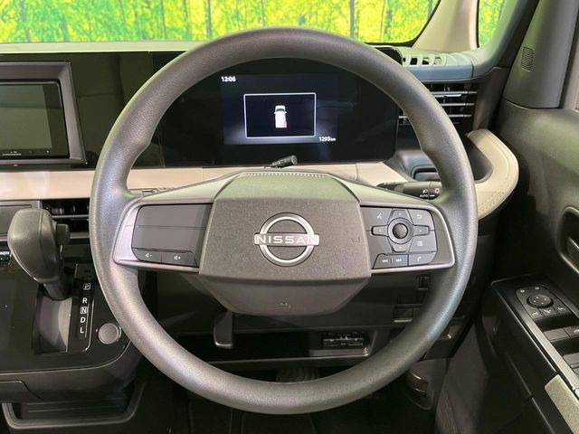 �C���e���A�ɍ��킹���f�U�C���̃X�e�A�����O�́A�^�]�������̂��Ƃ��l���A�^�]���₷���`��A�傫���ł��B�����x�A���ۂɐG���Ă��m���߂��������B