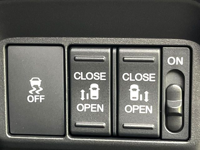 【両側パワースライドドア】スマートキーや運転席のスイッチで後席両側スライドドアの開閉が可能♪電動だから力を入れてドアを開ける必要が無く、小さなお子様でも簡単に開け閉めでき快適です♪